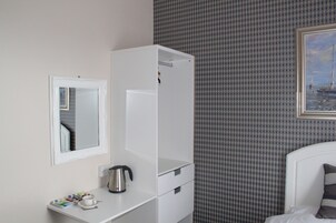 Escritorio, tabla de planchar con plancha, wifi gratis y ropa de cama 