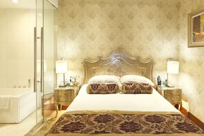 A hotel room with a large bed, a glass shower enclosure, and a classic design. - Zhenbao Holiday Hotel Nanjing Yuhua (Nanjing)