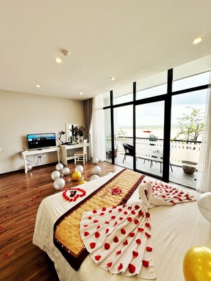 Executive Deluxe | Egyptian cotton sheets, premium bedding, down duvets, pillow-top beds - Sunrise Hanoi Hotel (Hanoi)