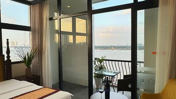 Phòng đôi hoặc 2 giường đơn Deluxe, quang cảnh sông | Quang cảnh ban công