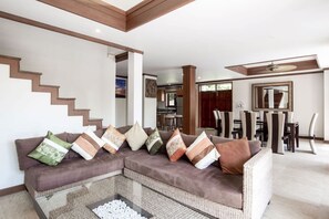 Flat-screen TV - 4 Bedroom Villa TG48 on beachfront resort SDV288-By Samui Dream Villas (Koh Samui)