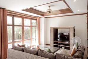 Flat-screen TV - 4 Bedroom Villa TG48 on beachfront resort SDV288-By Samui Dream Villas (Koh Samui)