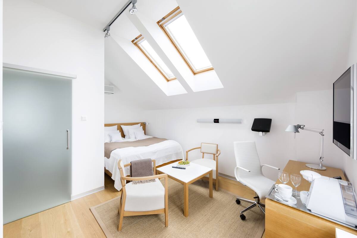 Bộ đồ giường cao cấp, minibar, két bảo mật tại phòng, bàn