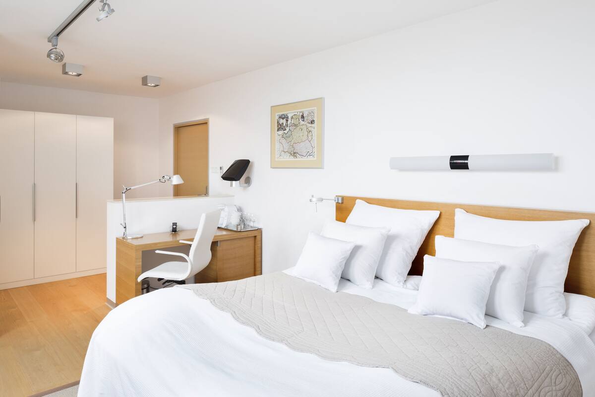 Ropa de cama de alta calidad y minibar