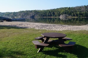 Nær stranden, kajakkpadling og fisking