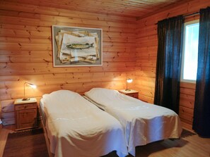 Småhus, 3 soverom, badstue | Lydisolert, strykejern/-brett, barnesenger og wi-fi (inkludert)