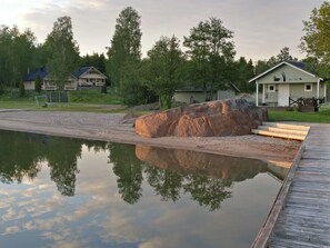 Nær stranden, kajakkpadling og fisking
