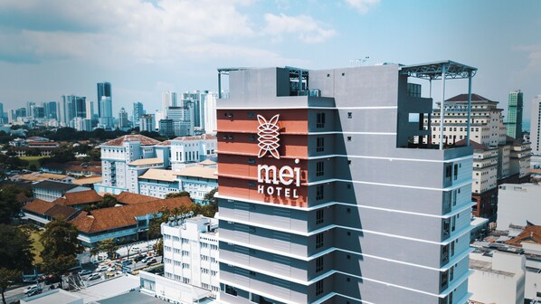 Un edificio moderno de hotel con un logotipo y nombre destacado.