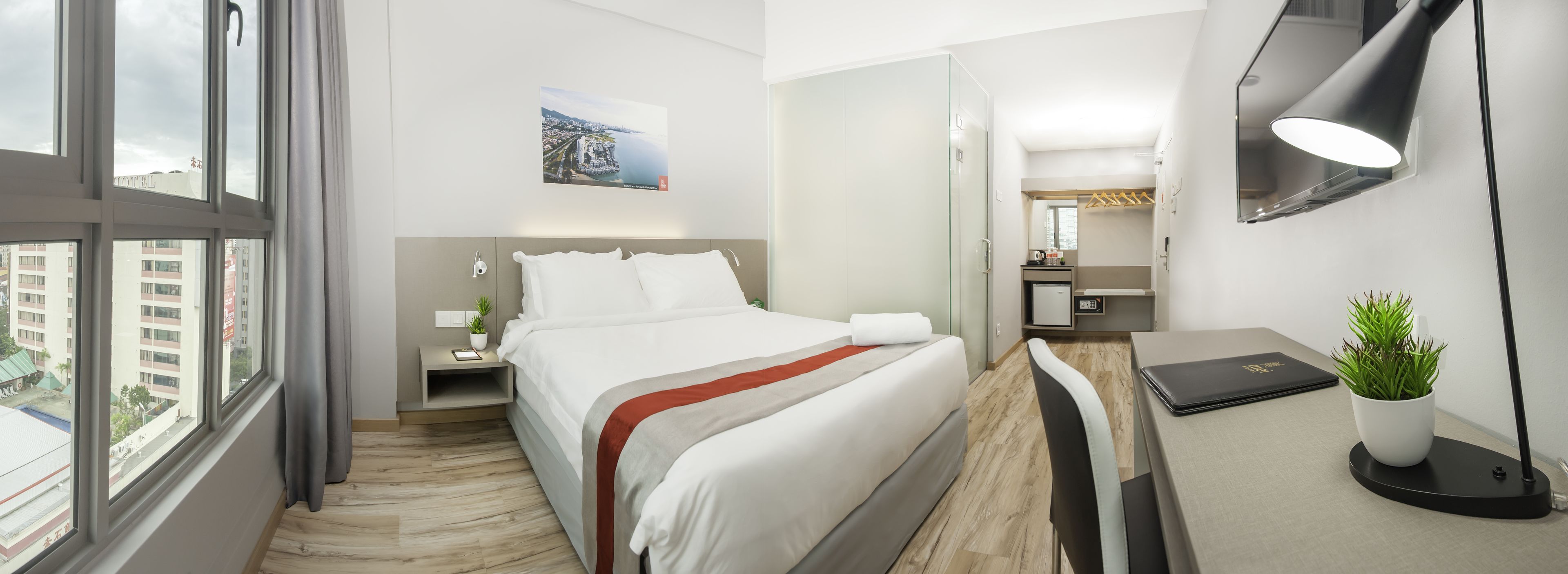 deluxe room, 1 queen bed | in-room safe, desk, iron/ironing board, free wifi