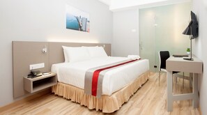A hotel room with a bed, bedside table, desk, chair, and a painting on the wall. - Mei Hotel (George Town)
