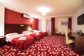 三人房 | 高級寢具、房內夾萬、書桌、遮光窗簾/窗簾