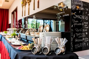 Un buffet proposant une variété de plats et d’ustensiles.