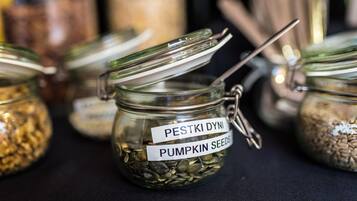 Un tarro etiquetado como "PESTKI DYNI" con semillas de calabaza.