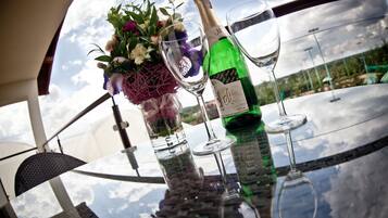 Apartment (jacuzzi) | Outdoor dining | Local and international cuisine