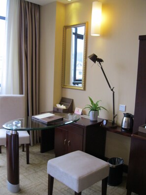 In-room safe, desk, blackout drapes, free WiFi - Qiandaohu Minghu Hotel (Hangzhou)
