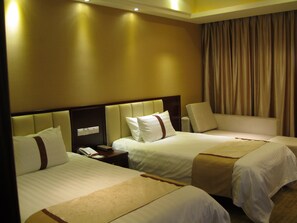 Caja de seguridad en la habitación, escritorio y cortinas blackout 