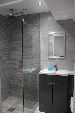 Deluxe Cottage, Ensuite, Courtyard View (The loft) | Bathroom - White House Cottages (Durham)