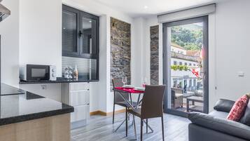 Bàn, truy cập Internet không dây miễn phí, bộ trải giường