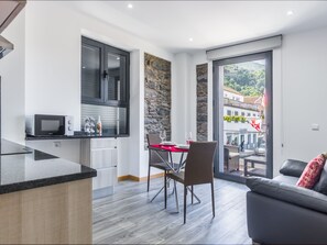 Escritorio, wifi gratis y ropa de cama 