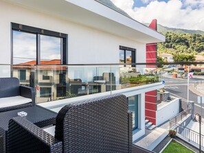 Escritorio, wifi gratis y ropa de cama 