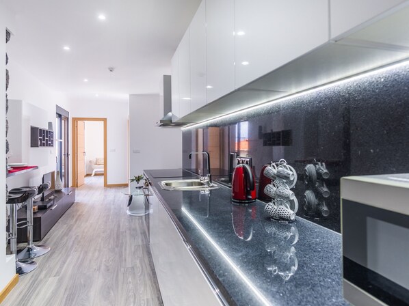 Escritorio, wifi gratis y ropa de cama 