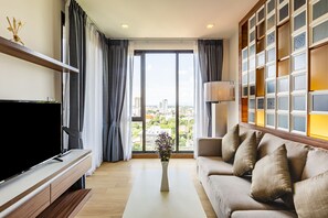 Suite, 1 camera da letto, vista città, lato giardino | 1 camera, una scrivania, tende oscuranti, Wi-Fi gratuito