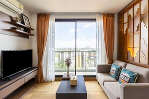 套房, 2 间卧室, 城市景观 | 起居区 | 平板电视
