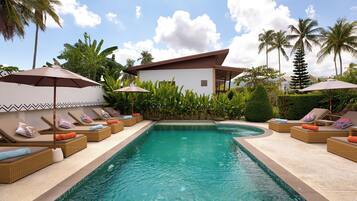 Hồ bơi ngoài trời, dù/ô trên bãi biển/hồ bơi, ghế dài tắm nắng