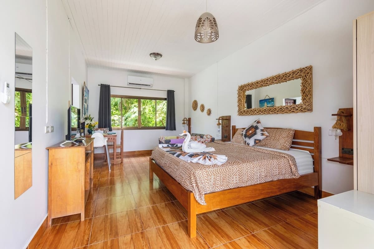 Family Room, 1 King Bed, Kitchenette, Resort View
