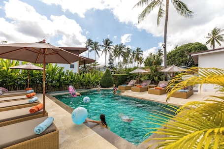 Outdoor pool, pool umbrellas, sun loungers