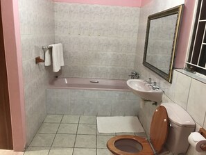 Delux Double Room  | Badrum | Dusch, gratis toalettartiklar och handdukar