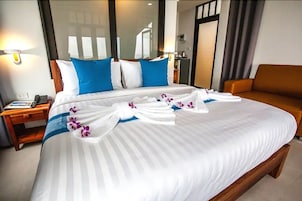 Ropa de cama hipoalergénica y caja de seguridad en la habitación