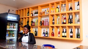 Una zona de bar con estanterías llenas de botellas de licores.