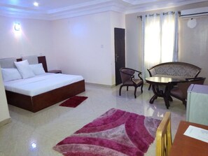 Executive Room (Super) | Living area | Flat-screen TV - Groovy Hotel (Akure)