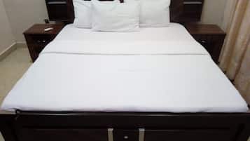 In-room safe, desk, free WiFi
