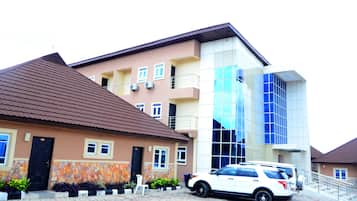 Vista frontal de la propiedad