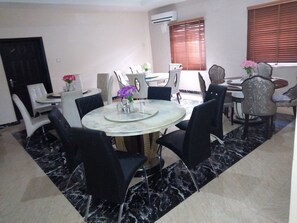Breakfast, lunch, dinner served; local and international cuisine  - Groovy Hotel (Akure)