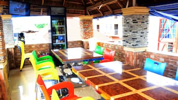 Breakfast, lunch, dinner served; local and international cuisine