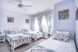 Basic Triple Room - Bozcaada Basak Konukevi (Bozcaada)