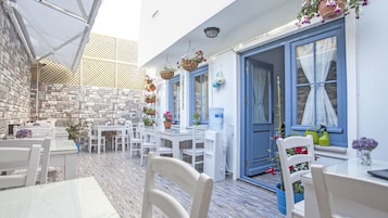 Café da manhã com pratos da culinária local grátis todos os dias
