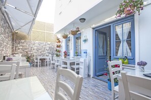 Desayuno con opciones de la cocina local incluido todos los días