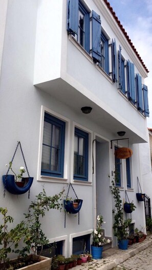 Front of property - Bozcaada Basak Konukevi (Bozcaada)