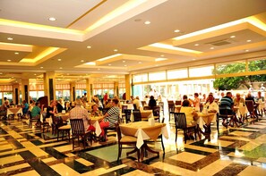 Menyajikan hidangan lokal dan internasional