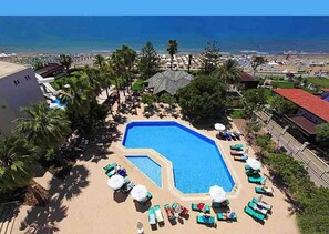 Kolam renang indoor dan kolam renang outdoor, dengan payung kolam renang