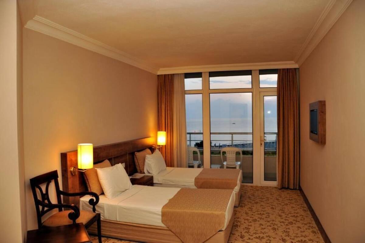 Meja kerja, kedap suara, dan Wi-Fi gratis