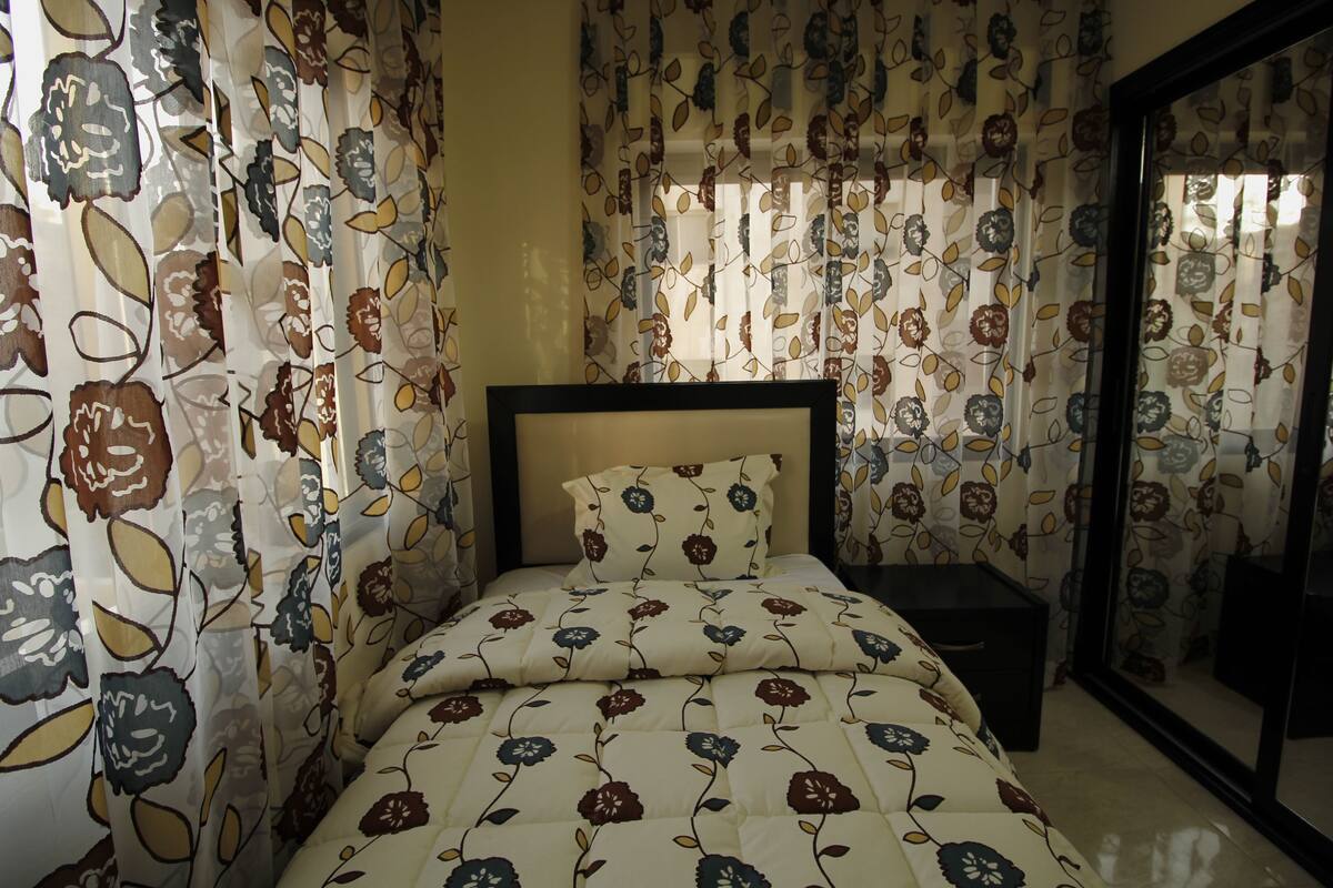 Literie de qualité supérieure, surmatelas, bureau
