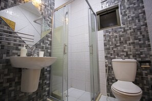 Douche, douche à « effet pluie », articles de toilette gratuits