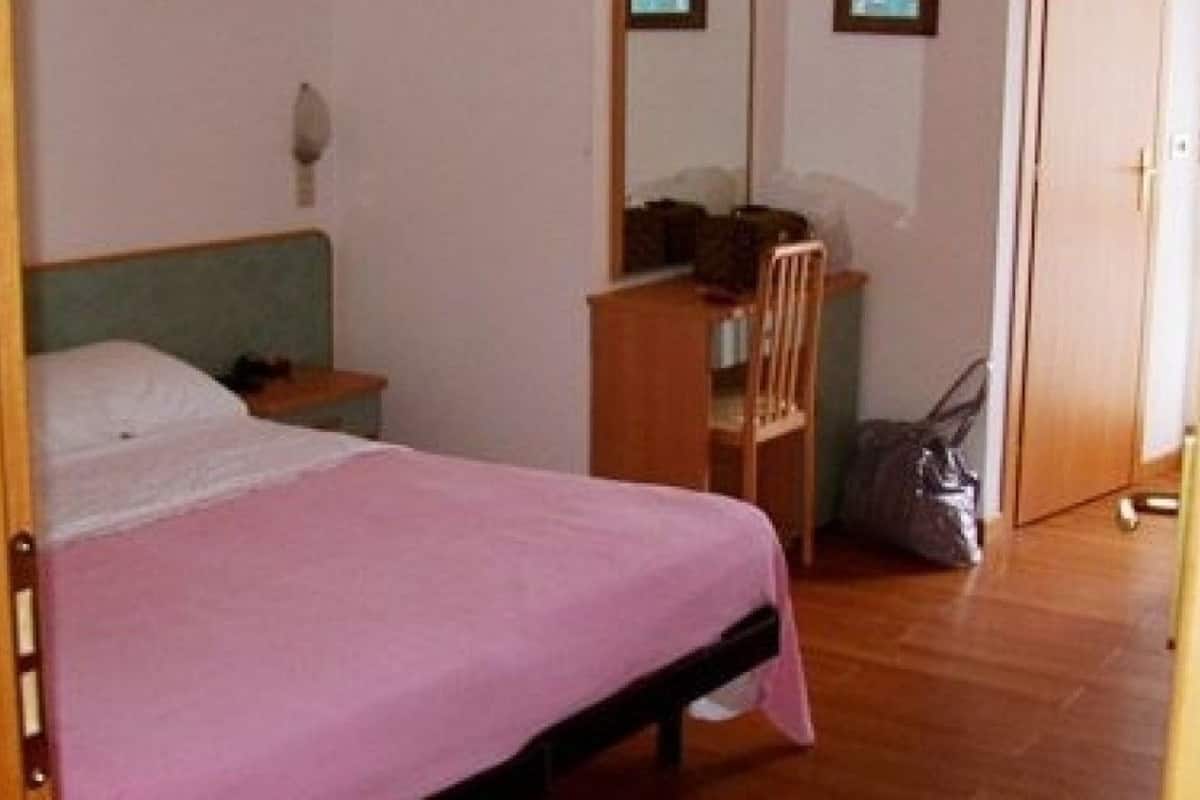Caja de seguridad en la habitación, escritorio y cunas gratuitas