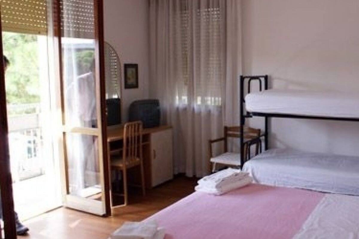 Habitación cuádruple | Caja de seguridad en la habitación, escritorio y cunas gratuitas
