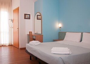 خزنة داخل الغرفة ومكتب وأسرّة أطفال/رضّع (مجانًا) وواي فاي مجانًا